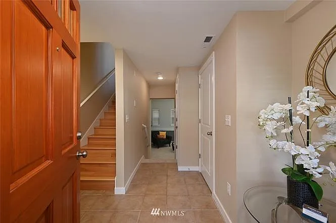 2337 Yale Ave E #B — Photo 2