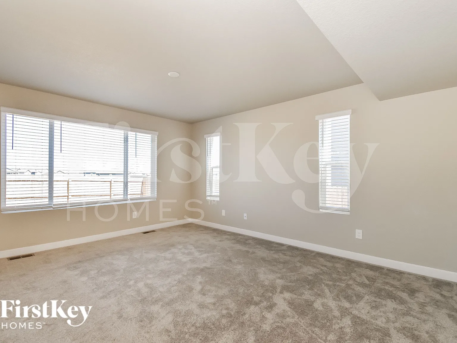 3 bed, 2.5 bath, 1945 sqft, $2,720 — Photo 2