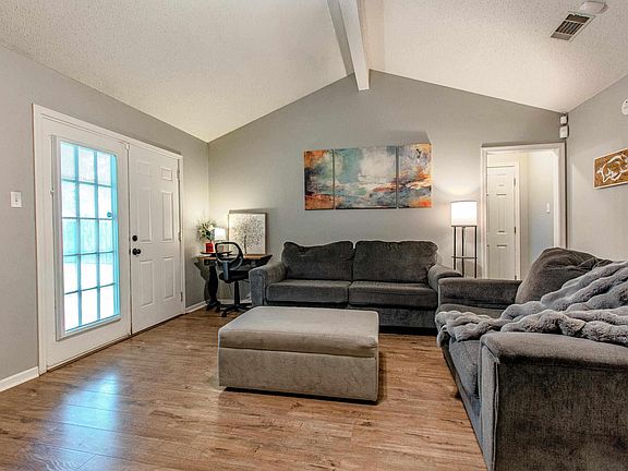 3rd image of 111 Shady Oak Dr