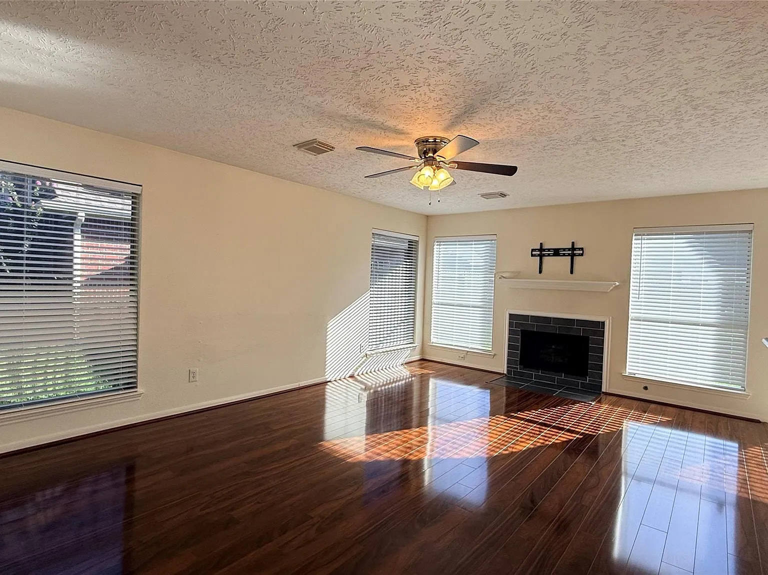 3 bed, 2.5 bath, 2124 sqft, $2,400 — Photo 4