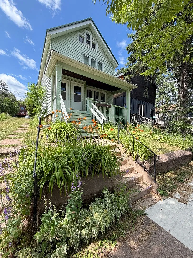 523 E 6th St — Photo 1