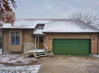 303 Blue Jay Dr, Le Roy, IL 61752