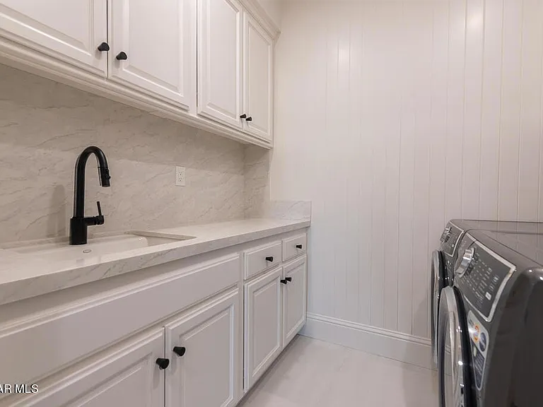 2390 Crombie Ct — Photo 39