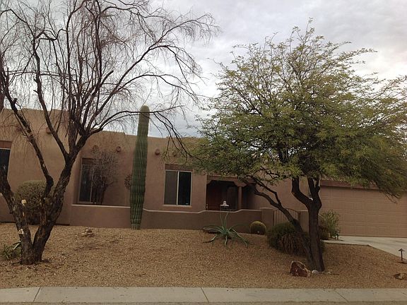 Santa Fe style home in quiet neighborhood!