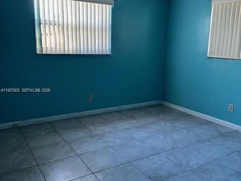 1804 SW 95th Ter — Photo 3