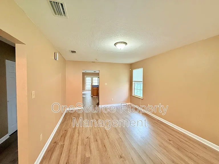 216 S Jackson St — Photo 4
