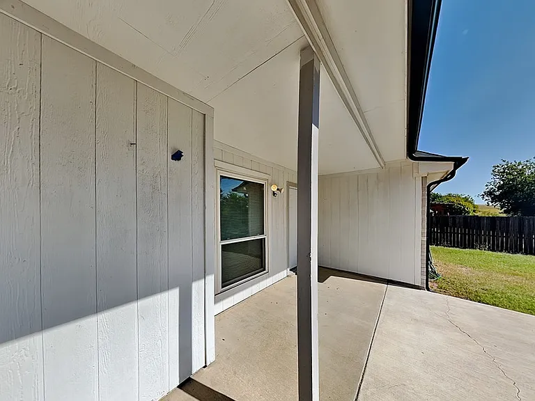 516 E Oak St — Photo 16