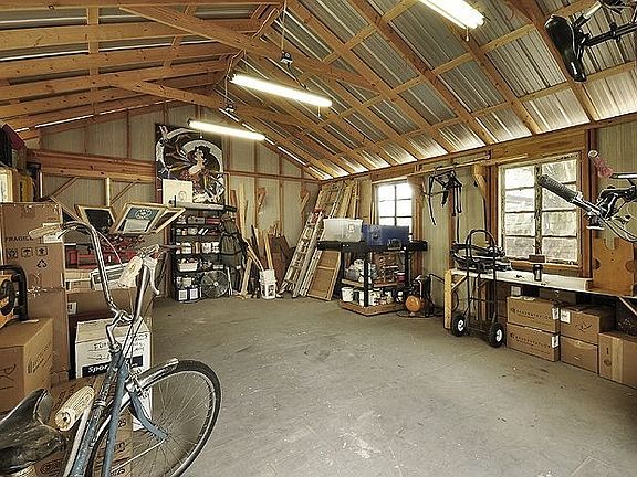 Large workshop with electricity
