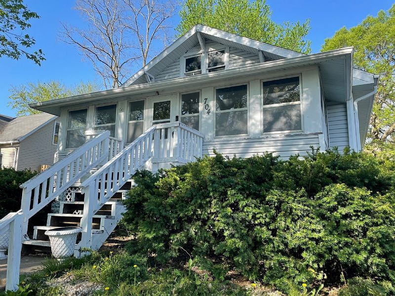 1st image of 704 N Walnut St