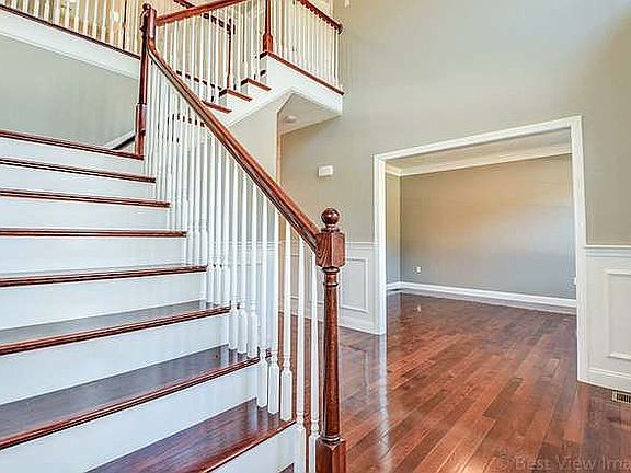 5th image of 8 Dogwood Dr