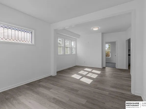 1211 Arbor St, Omaha, NE 68108