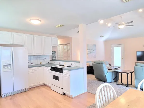 4015 Navarro Dr, Galveston, TX 77554
