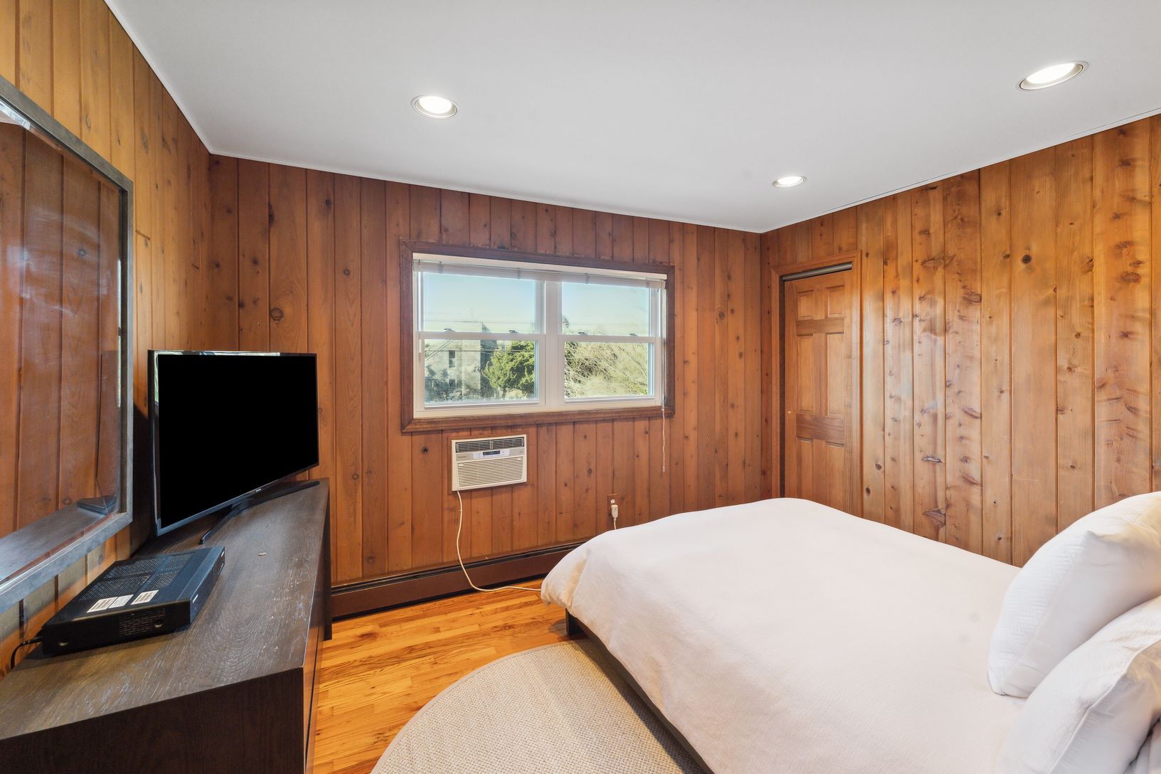 one bedroom downstairs