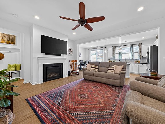 5th image of 743 Creekway Dr