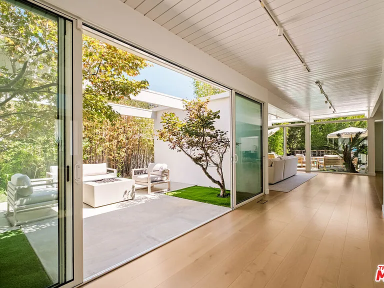 1908 N Beverly Dr — Photo 2
