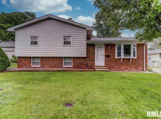 212 N 10th St, Riverton, IL 62561