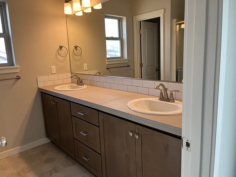 Daylily St — Photo 7