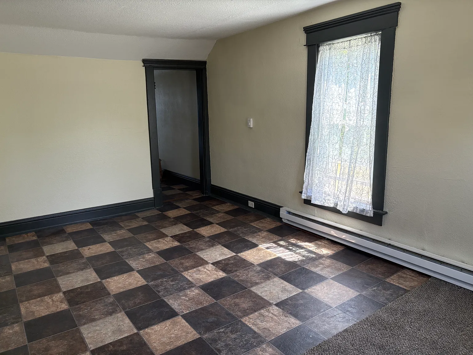 240 N Keyser Ave — Photo 4