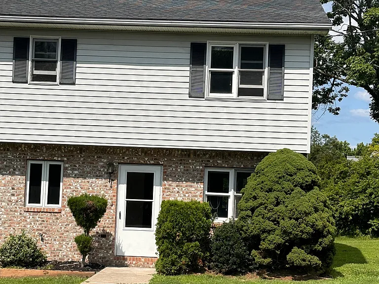 411 Marion St — Photo 1