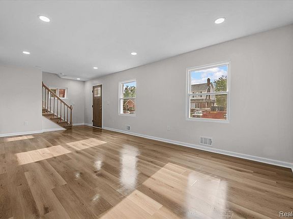 4th image of 15730 Mansfield St