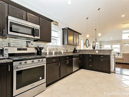 824 N River Rd Photo 1