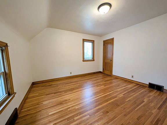 4th image of 81 Winona St E