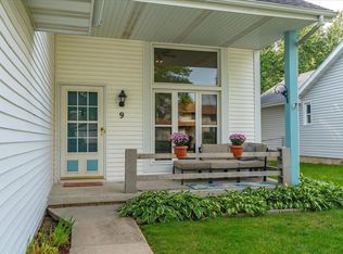 9 Newbury Cir, Madison, WI 53711