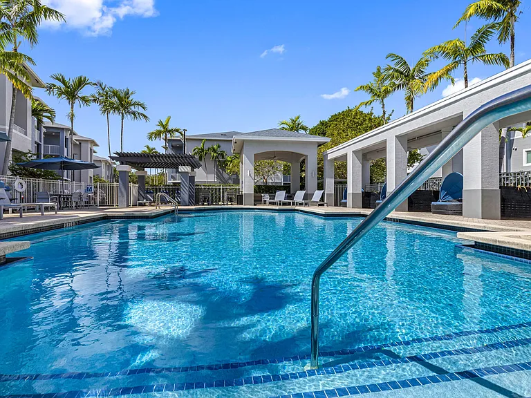 Blu on Marina Boulevard — Photo 9