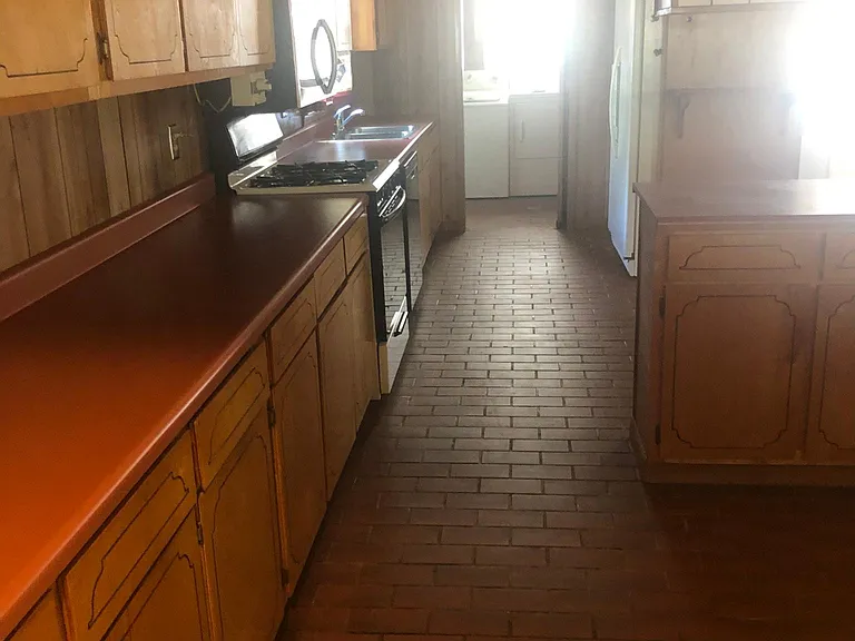 127 Mary Dr — Photo 2
