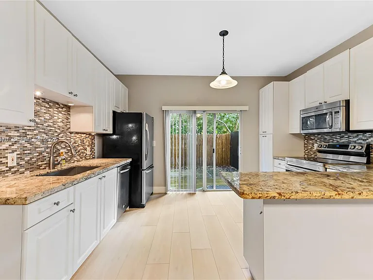 4802 Washington St #5 — Photo 7