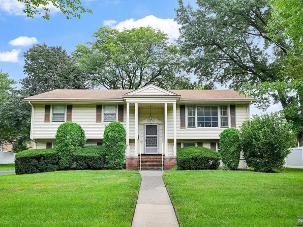 107 Jackson Pl, Paramus, NJ 07652
