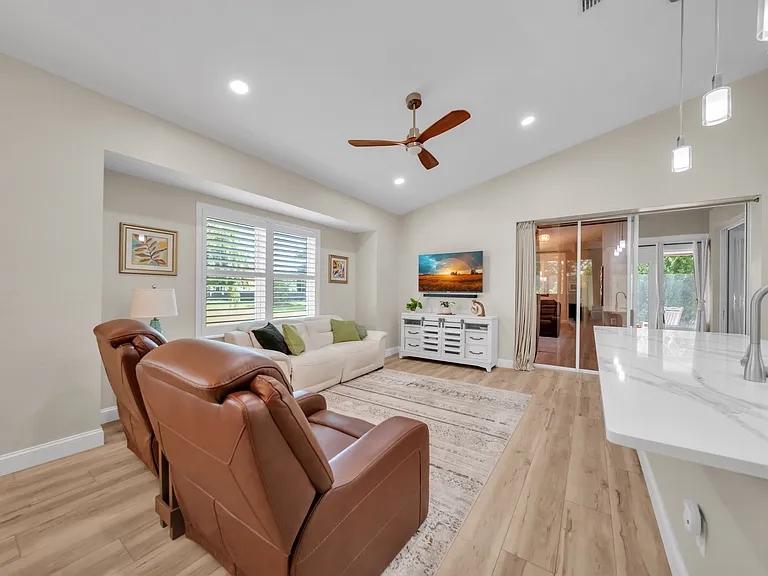 1358 Hedgewood Cir — Photo 5