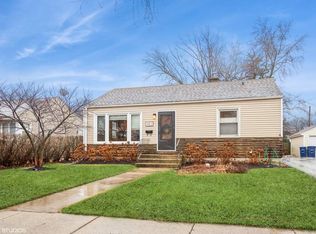983 Thacker St, Des Plaines, IL 60016