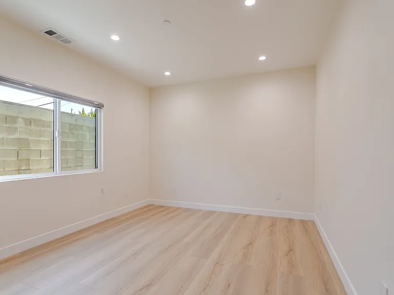 11120 Emelita St — Photo 11