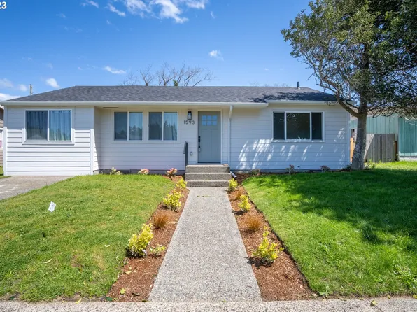 1593 Hayes St, North Bend, OR 97459