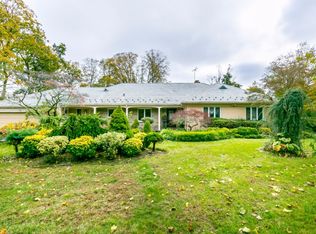 27 Lighthouse Rd, Great Neck, NY 11024