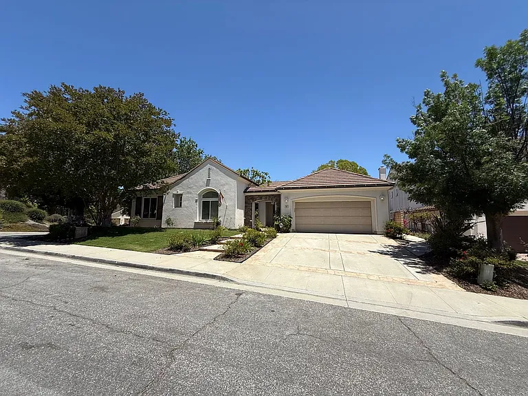 990 Clear Sky Pl — Photo 1