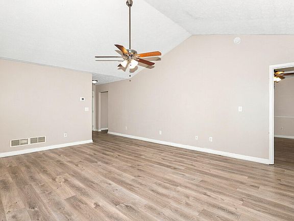 3rd image of 322 Fallview Dr