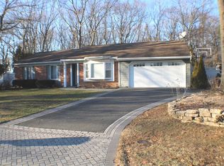19 Ashford Dr, Ridge, NY 11961