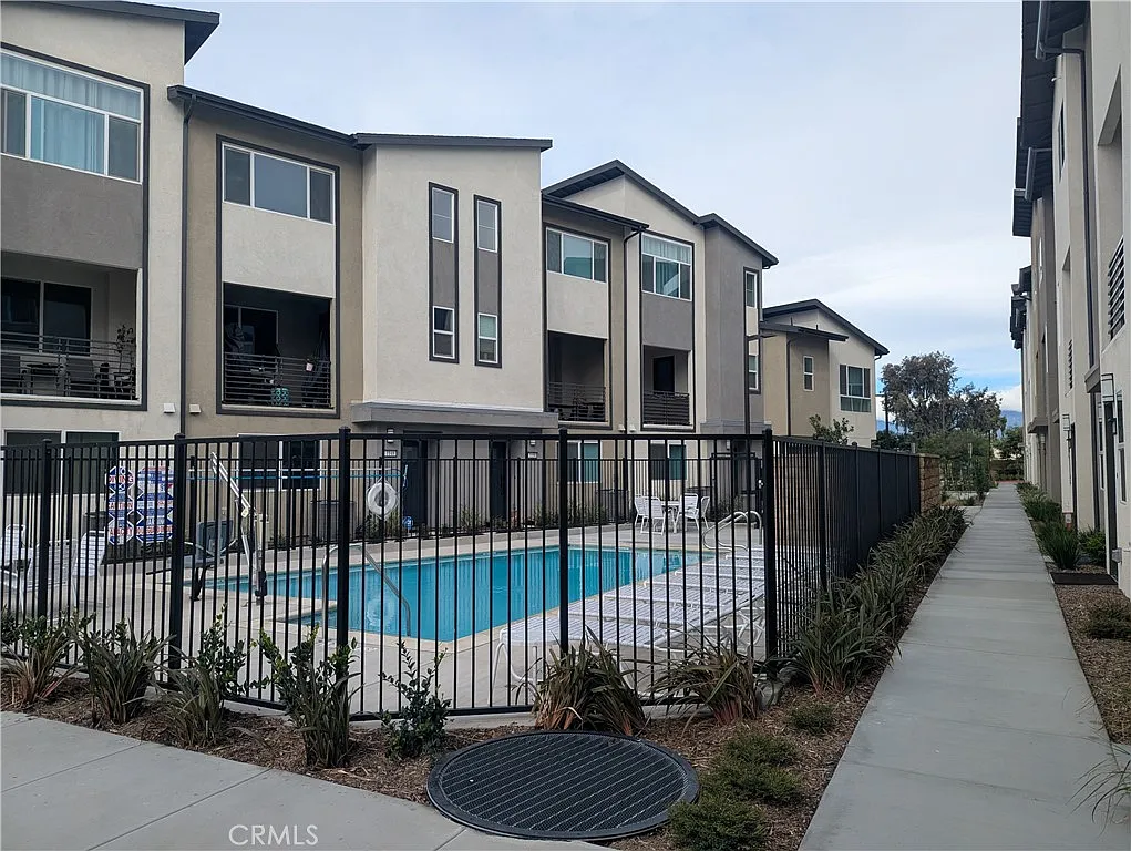 2 bed, 2.5 bath, 1958 sqft, $2,800 — Photo 4
