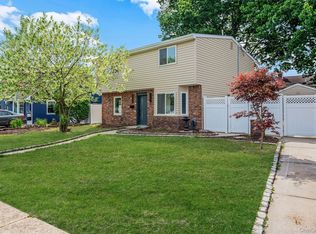 40 Buttercup Ln, Levittown, NY 11756