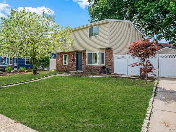 40 Buttercup Lane, Levittown, NY 11756