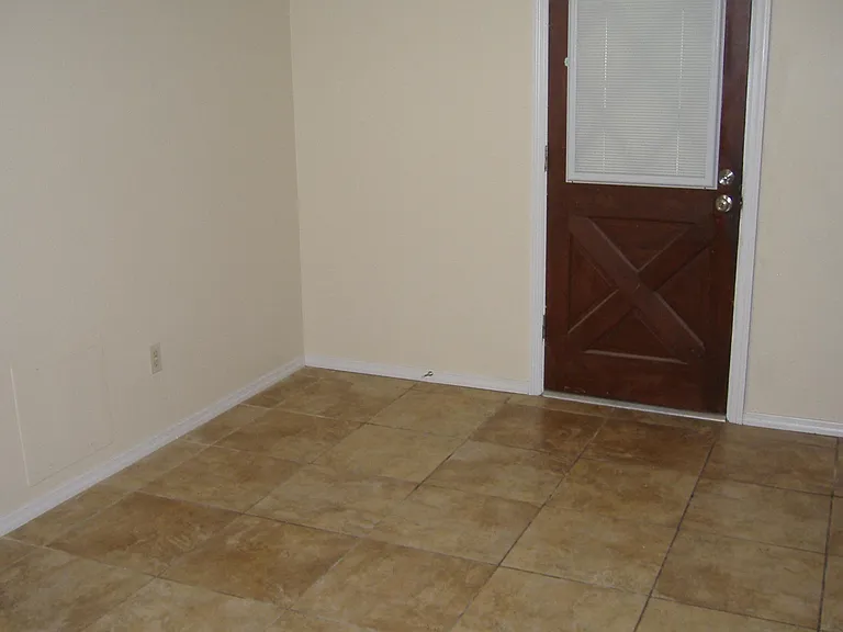 1228 Roundhill Dr — Photo 3