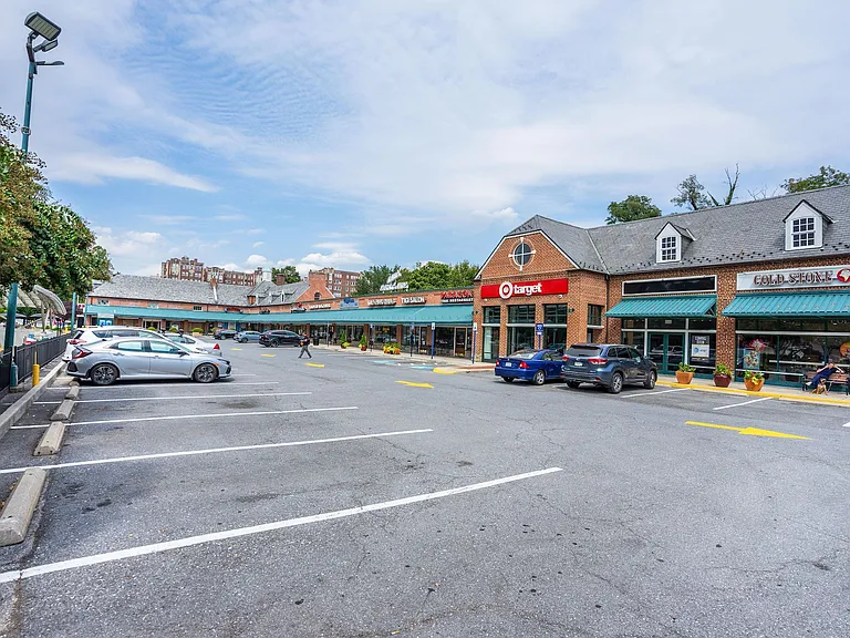 Shops on the same block as 2755 Ordway