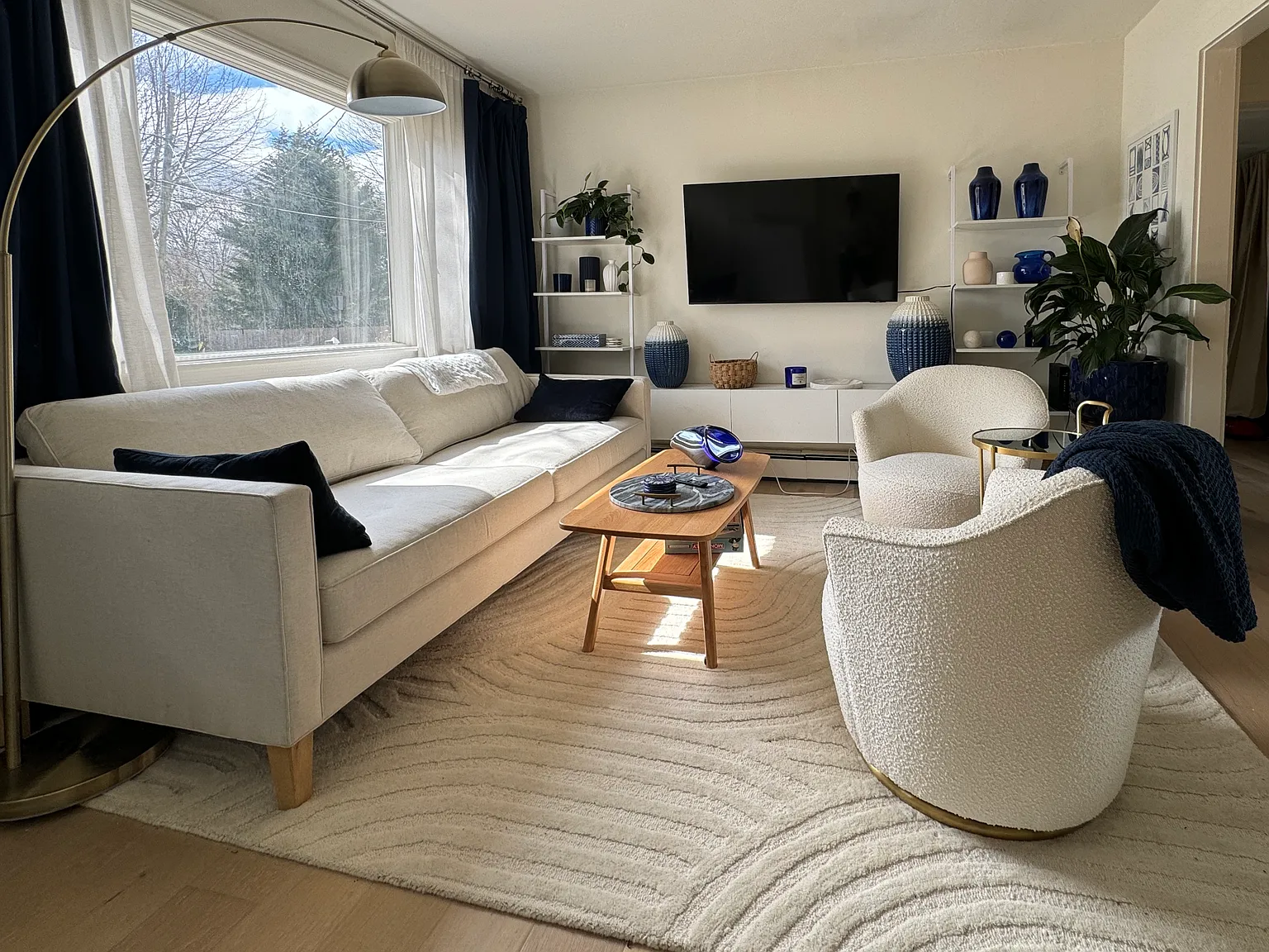 Village of Southampton 3 bedroom Gem — Photo 1