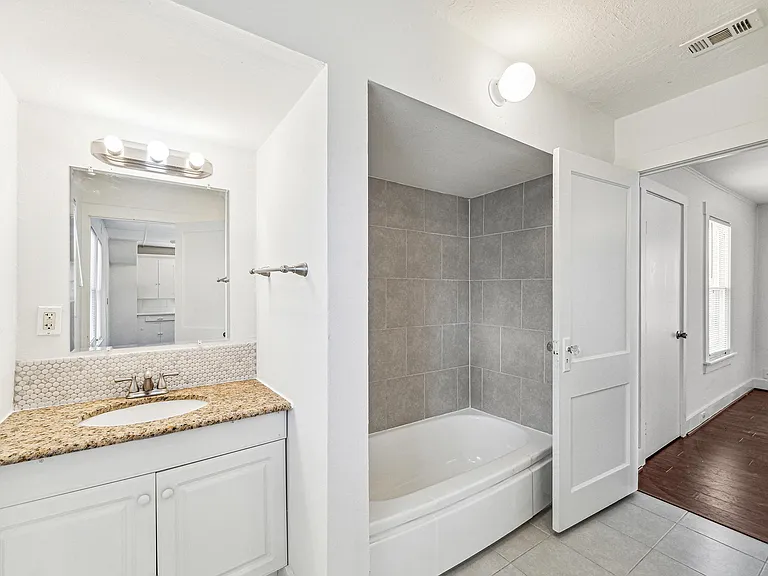 Full bath 2nd story (connects to master bedroom and 2nd floor landing)