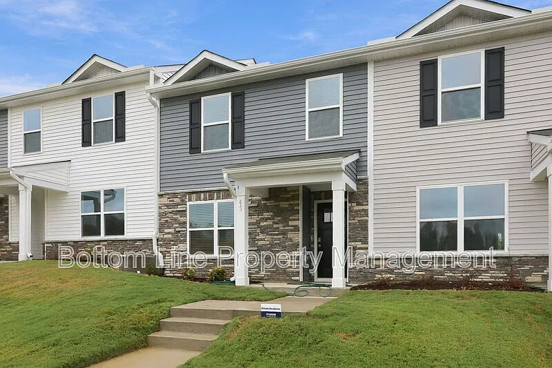 3 bed, 2.5 bath, 1418 sqft, $1,775 — Photo 3