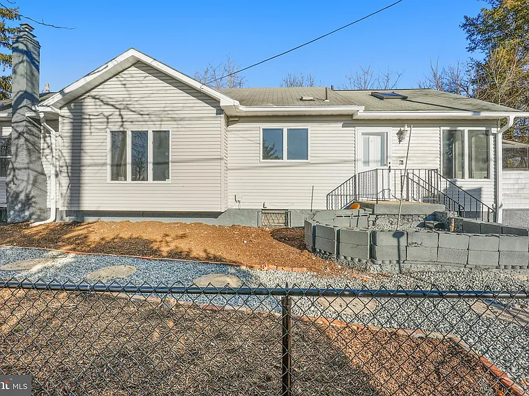 101 Railroad Blvd — Photo 23