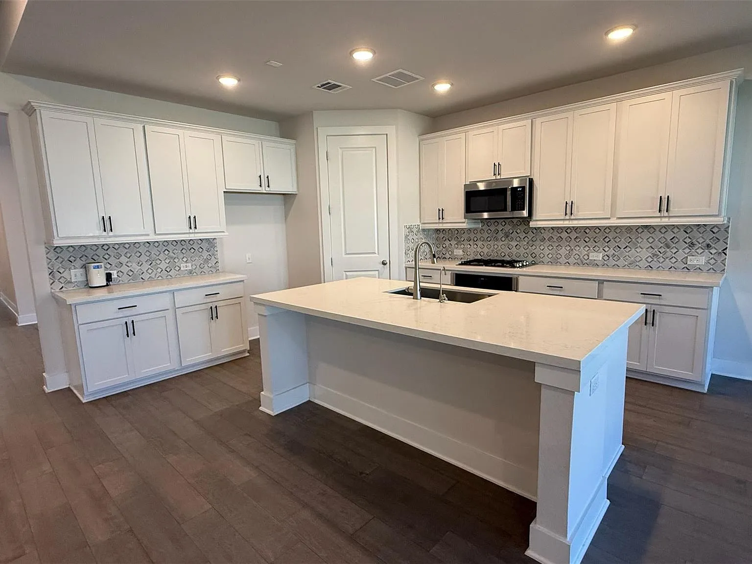 4 bed, 3.0 bath, 2253 sqft, $2,600 — Photo 3
