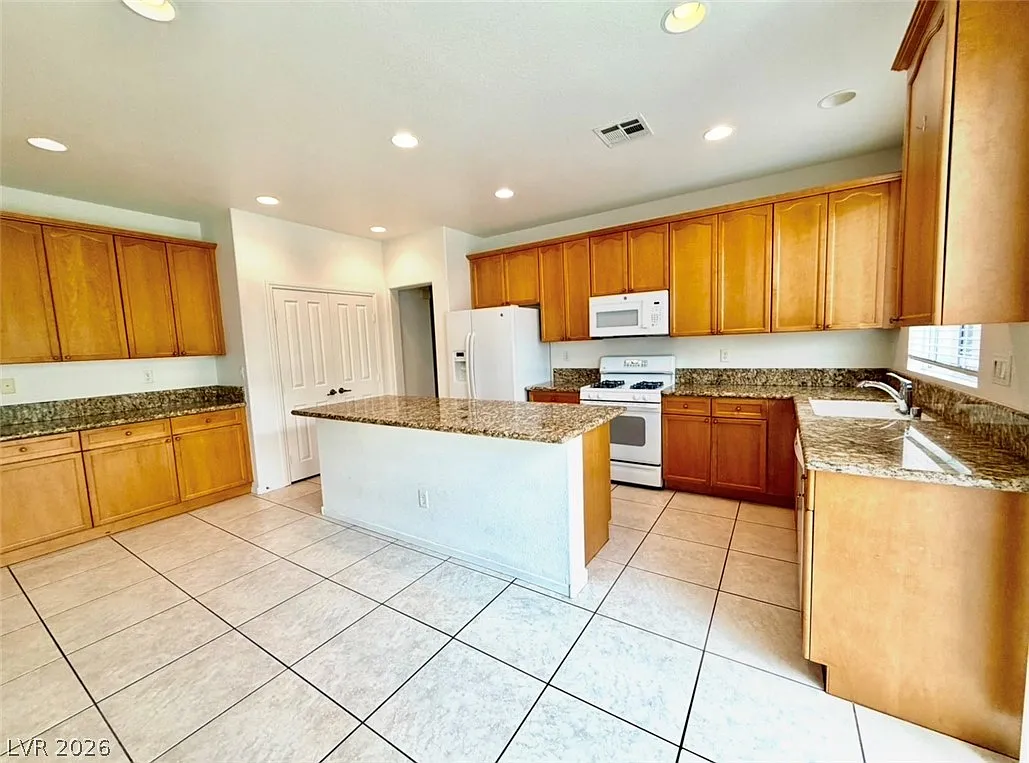 5 bed, 3.0 bath, 2383 sqft, $2,700 — Photo 3